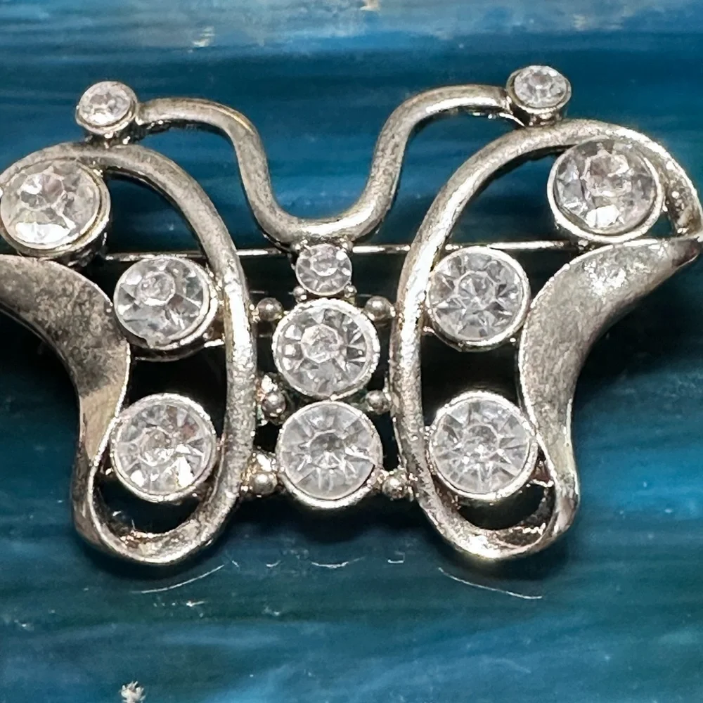 Woman’s Brooch Rhinestone Bezel Set Elegant Silver tone Butterfly pin 4146 L